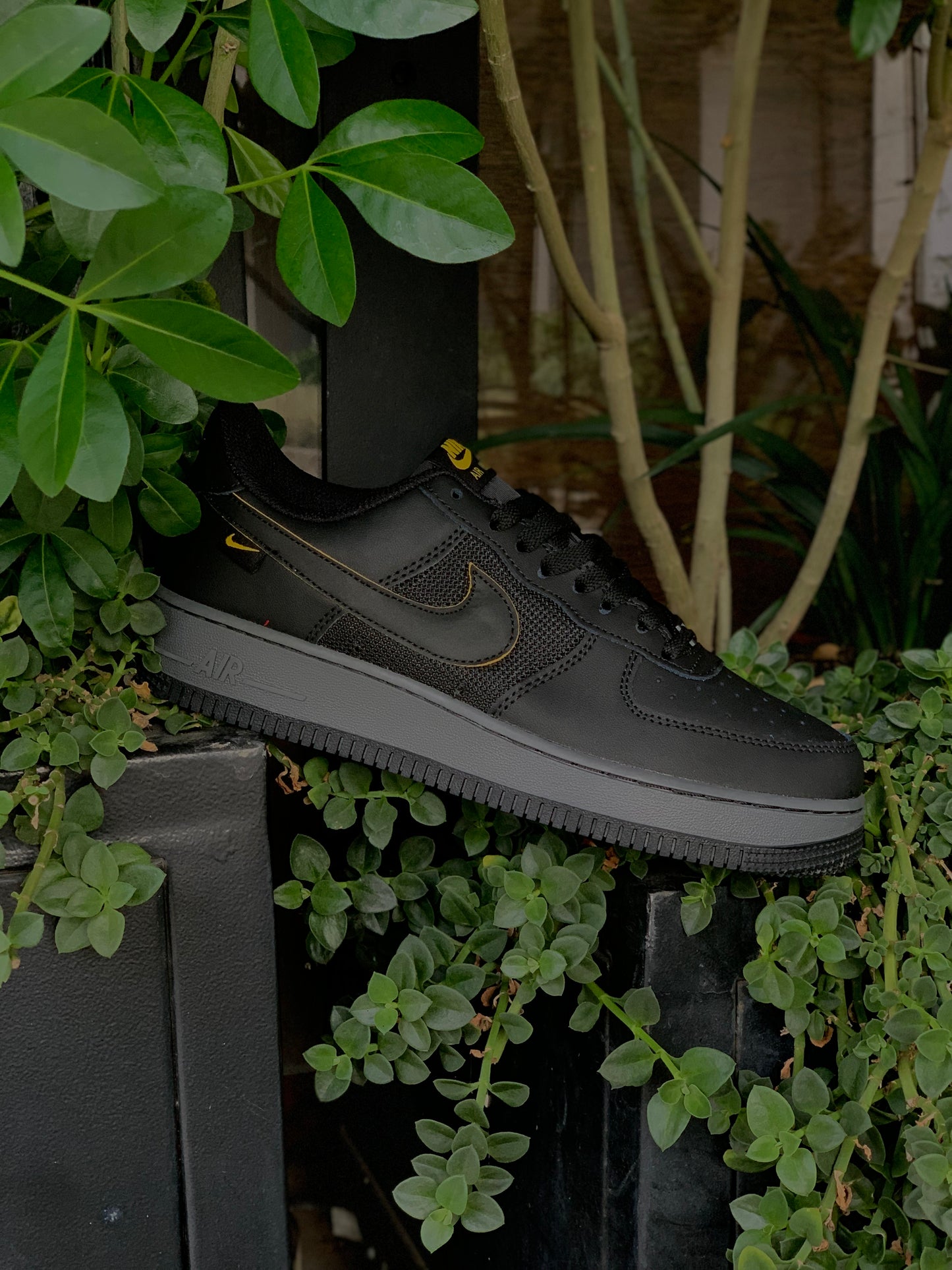 Nike Air Force One 07 Black University Gold