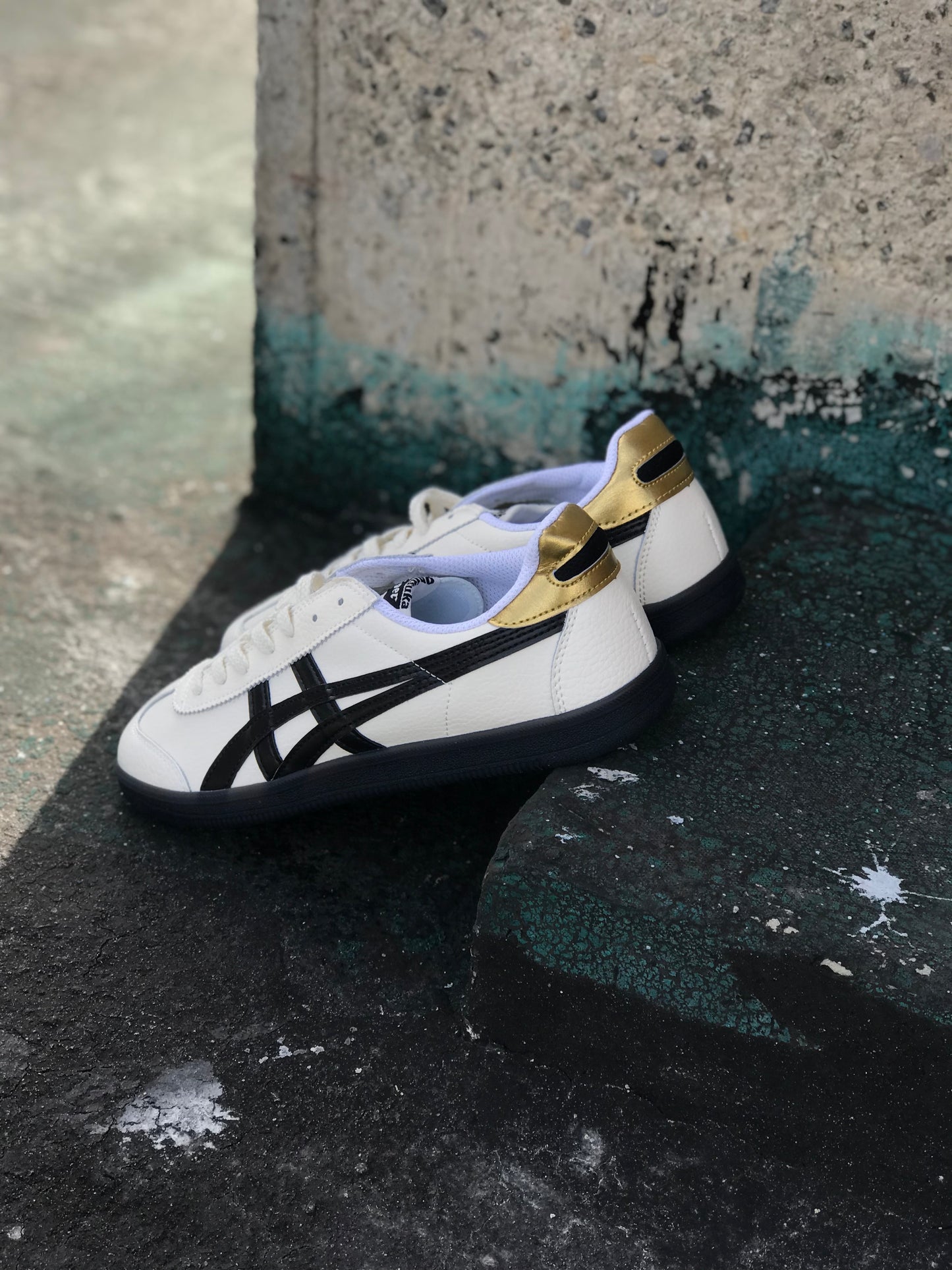 Onitsuka Tiger Tokuten Negra Dorada