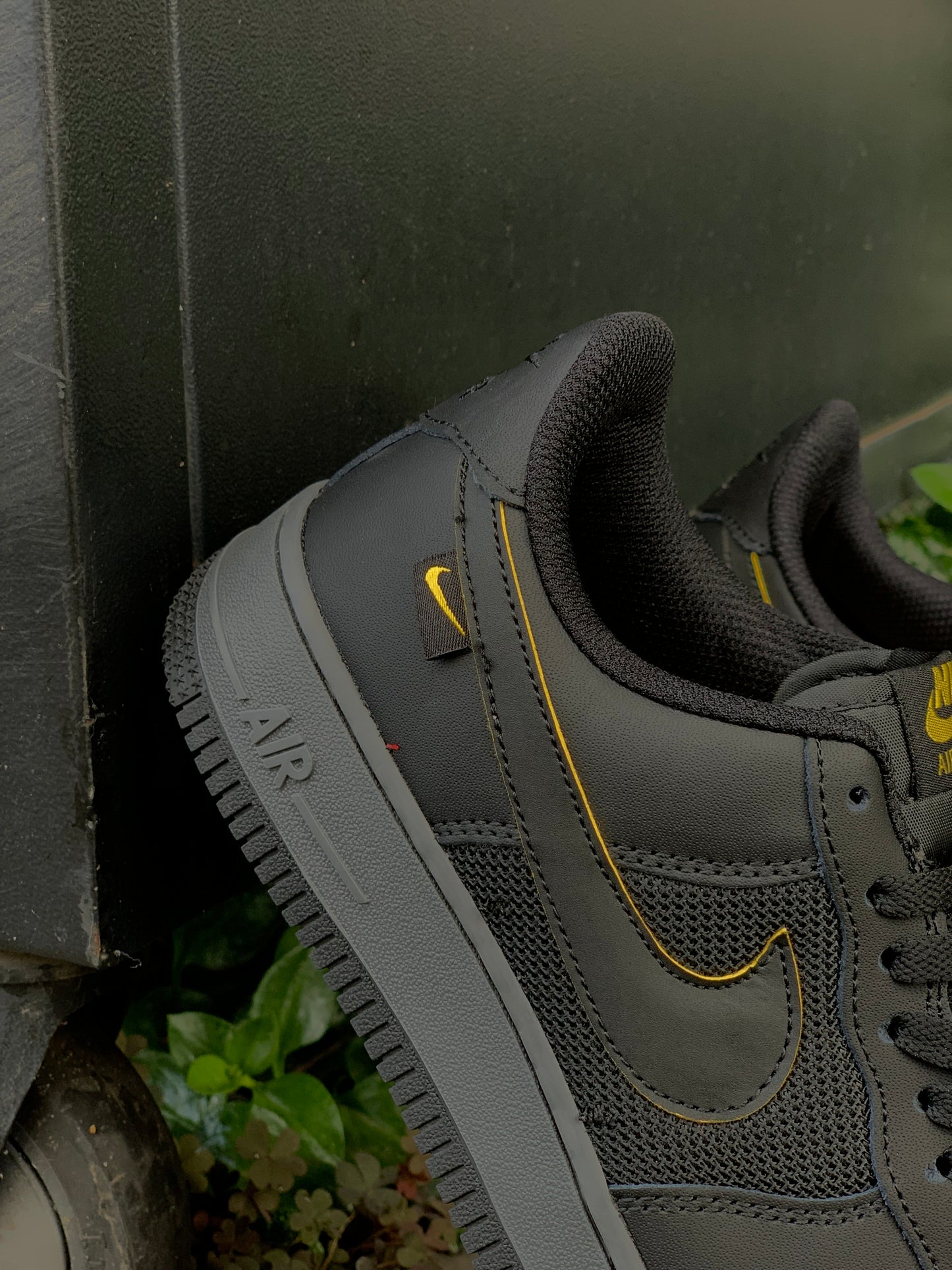 Nike Air Force One 07 Black University Gold