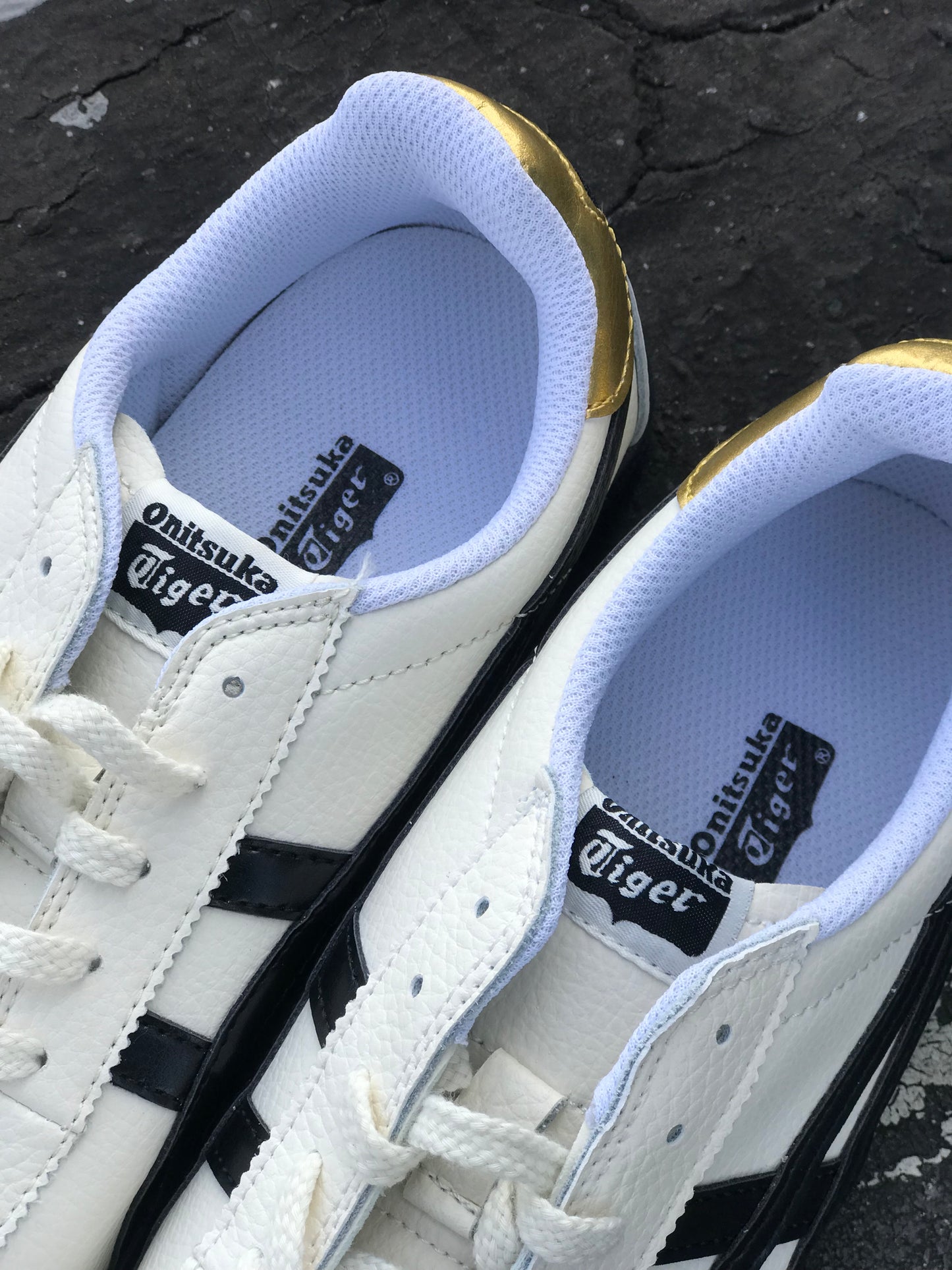Onitsuka Tiger Tokuten Negra Dorada