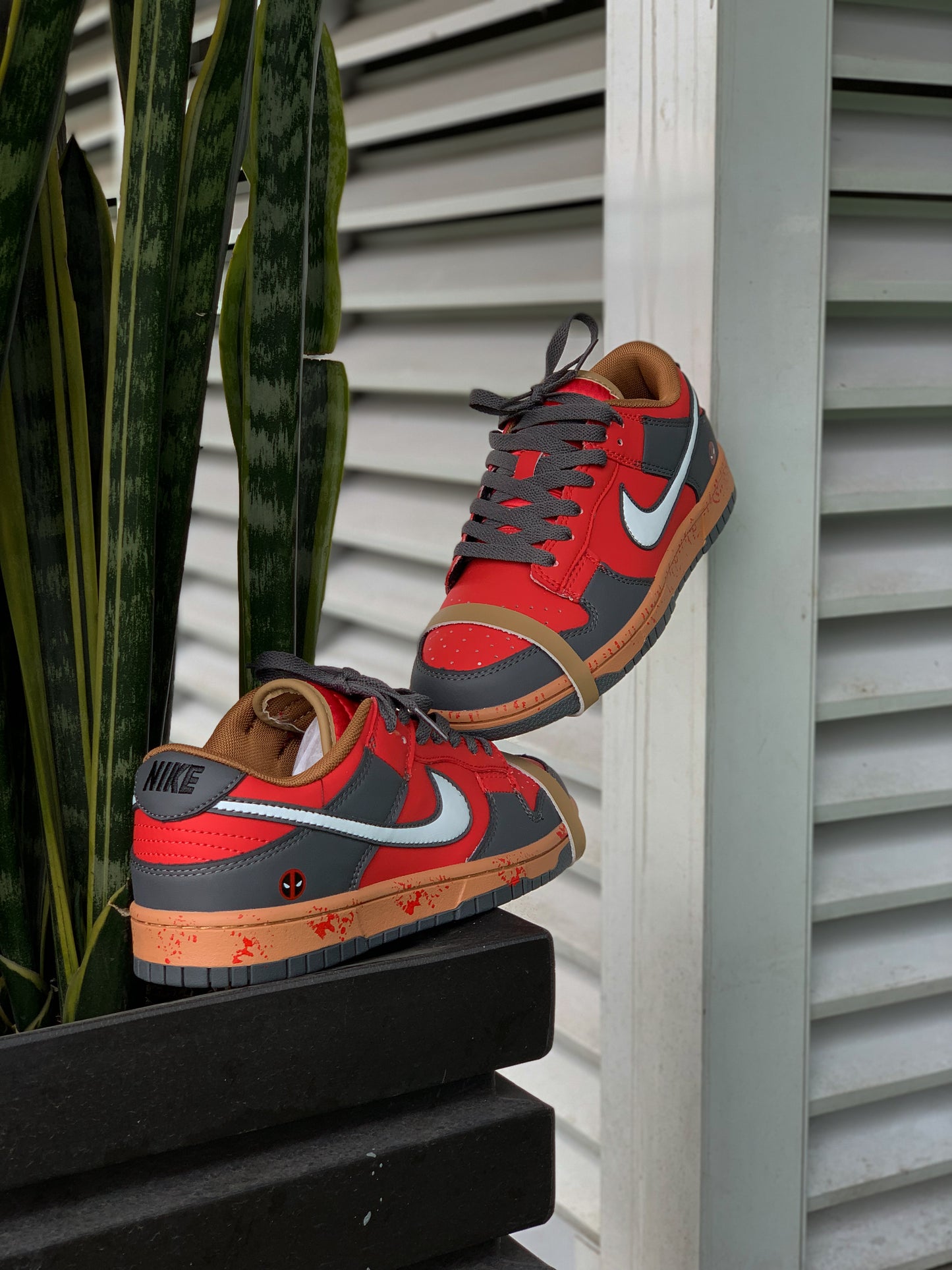Nike SB Dunk Low x Deadpool