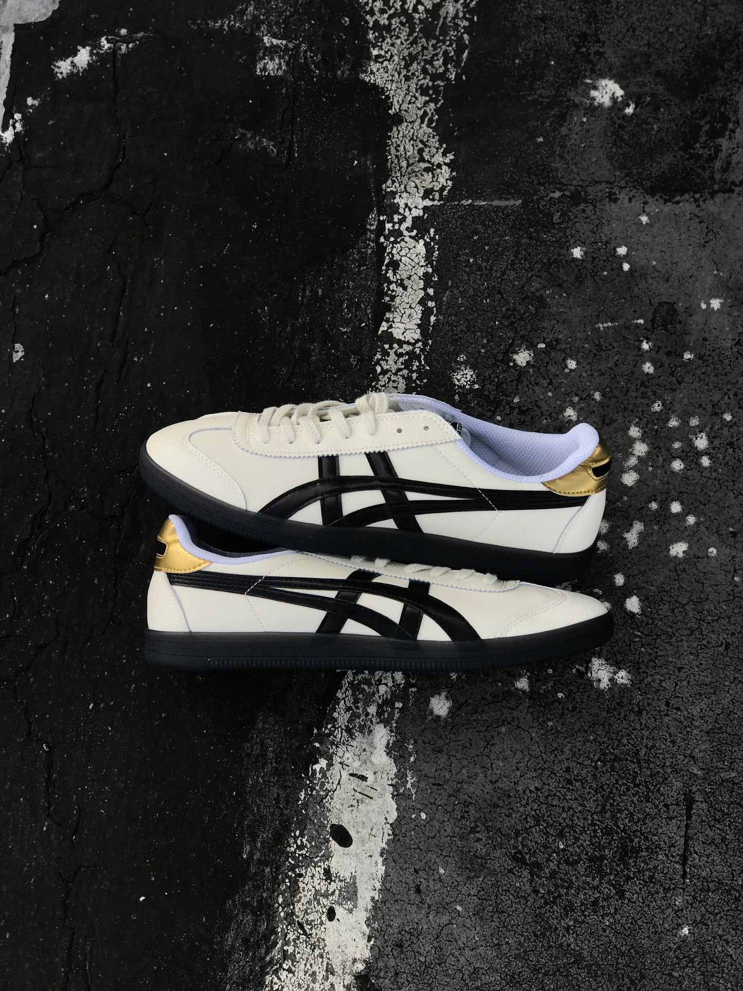 Onitsuka Tiger Tokuten Negra Dorada