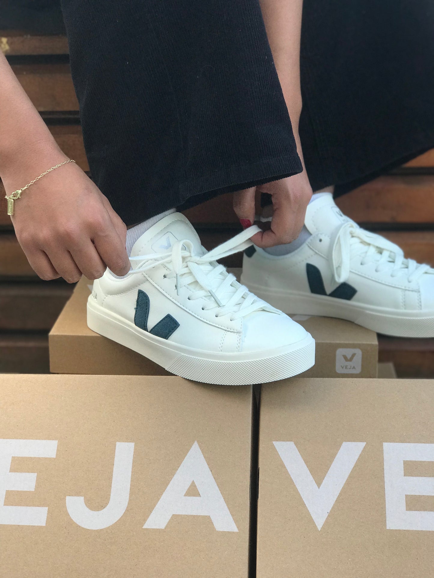 Veja Blanco / Azul Marino
